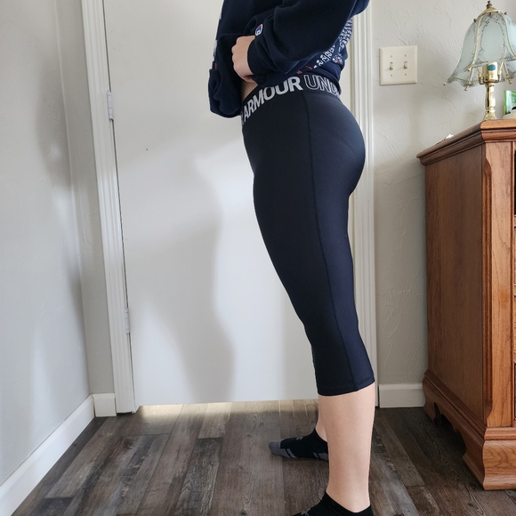 Under Armor 3/4 length motion capri size medium - Picture 2 of 6